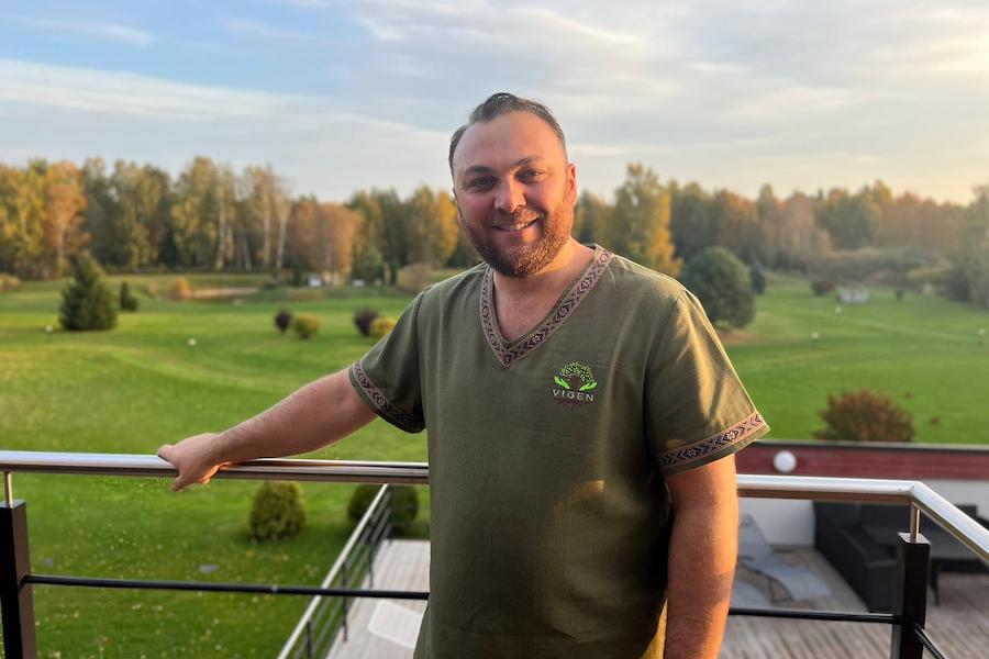 Loodus Biospa massažiterapeut Vigen Harutunjan loodusravikeskuse terrassil.