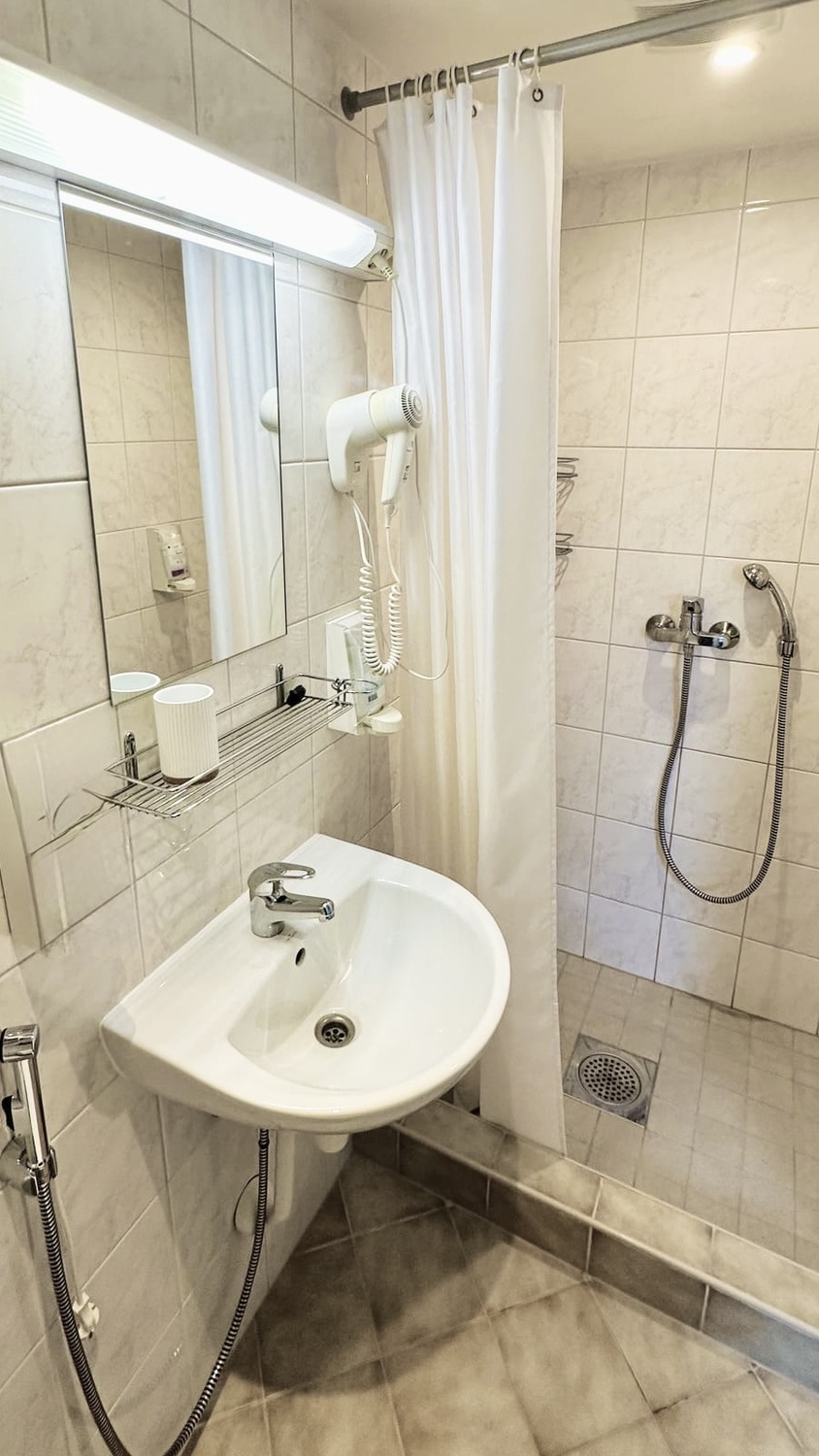 ensuite-bathroom-shower-fasting-retreat-loodus-biospa-estonia